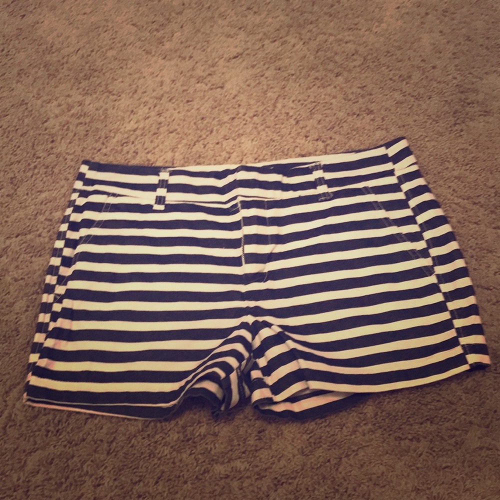 GAP Khaki navy blue striped shorts size 6